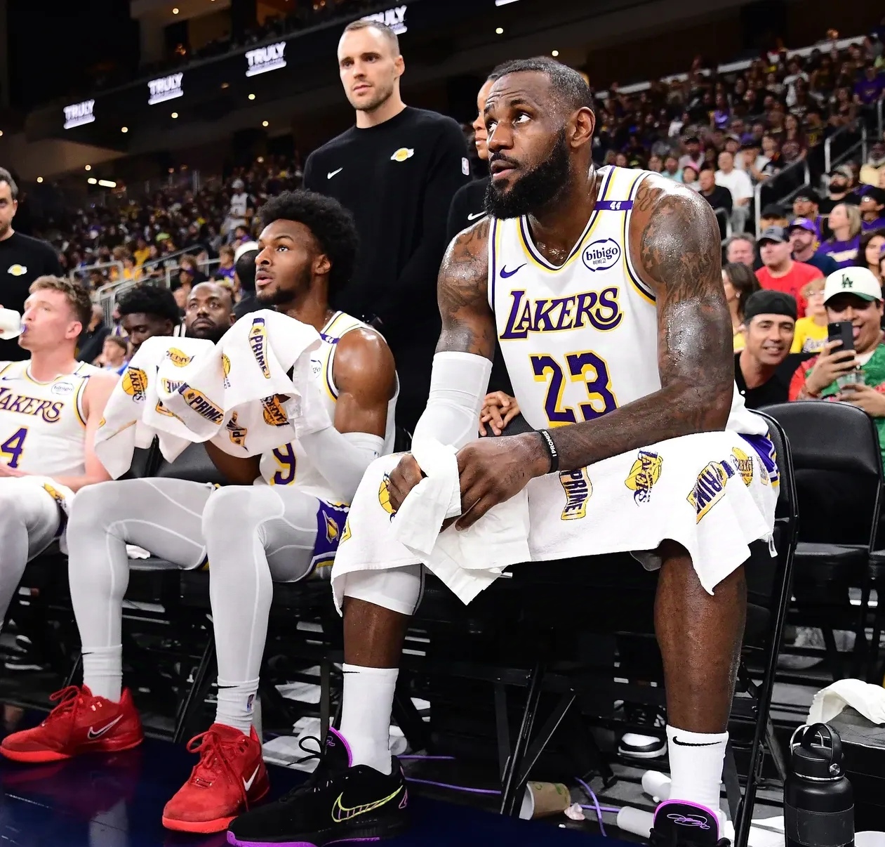 夺冠引发热议！，詹姆斯在日本队比赛中比赛局势复杂上演精彩一战的简单介绍