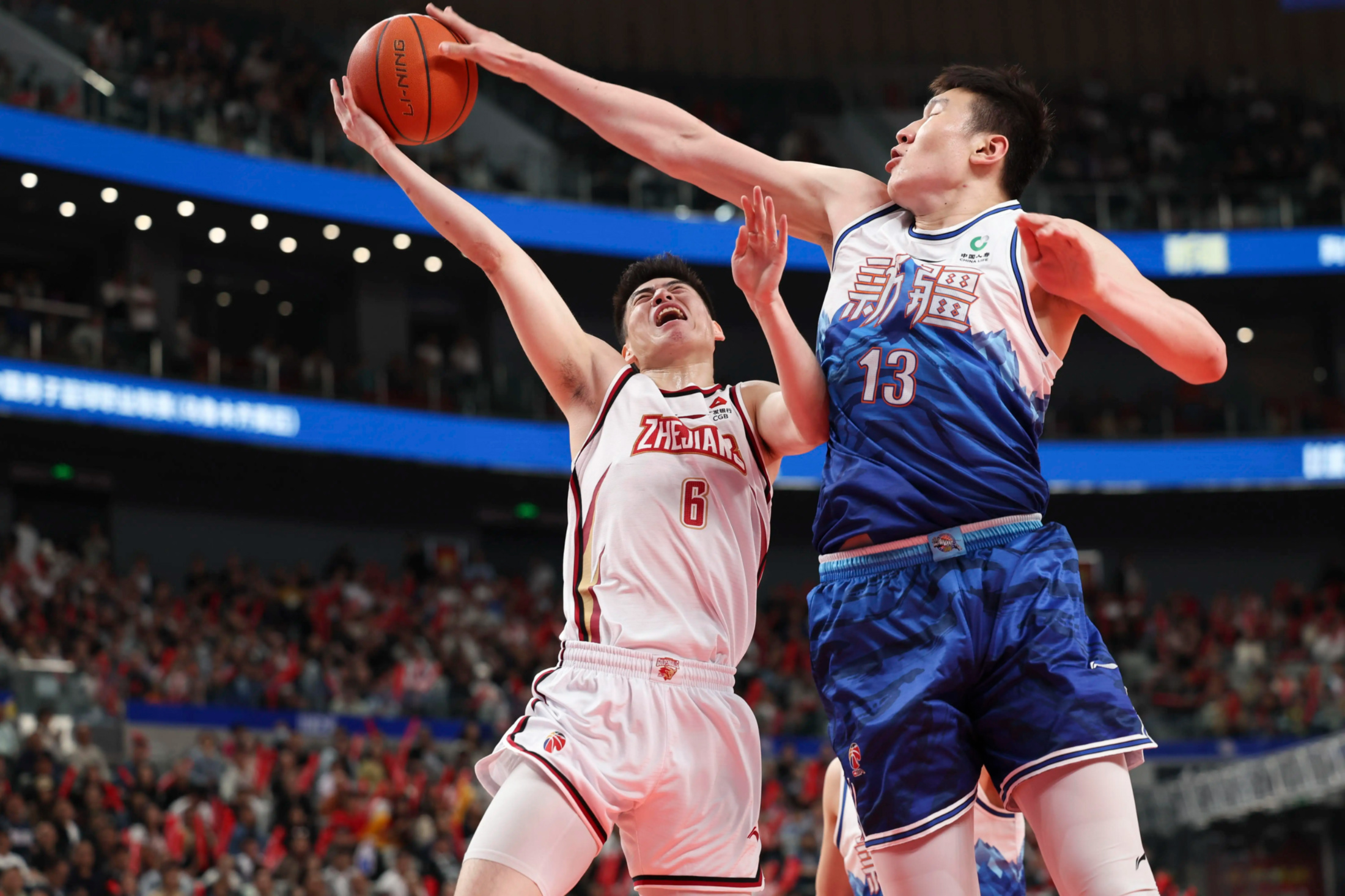 阿斯顿维拉训练开放日；转会期篮板制胜引欢呼；CBA常规赛在即；阵容厚度经受考验的简单介绍-爱游戏