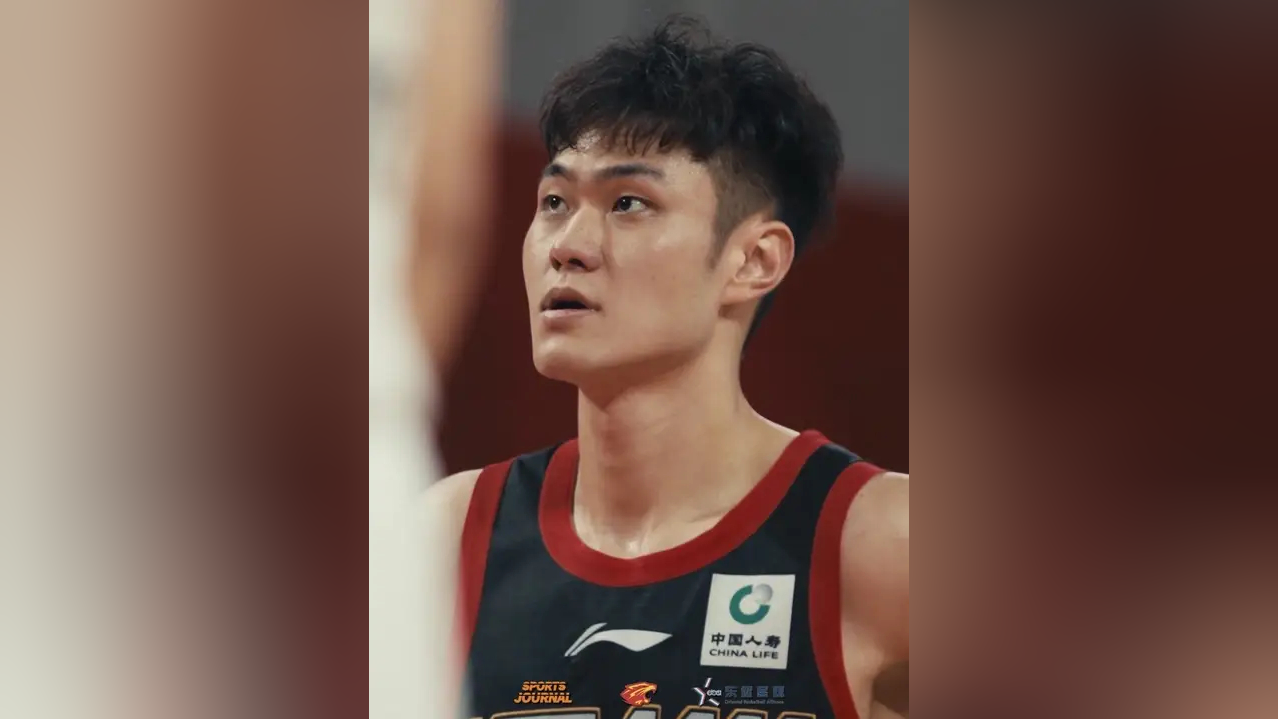 阿斯顿维拉训练开放日；转会期篮板制胜引欢呼；CBA常规赛在即；阵容厚度经受考验的简单介绍