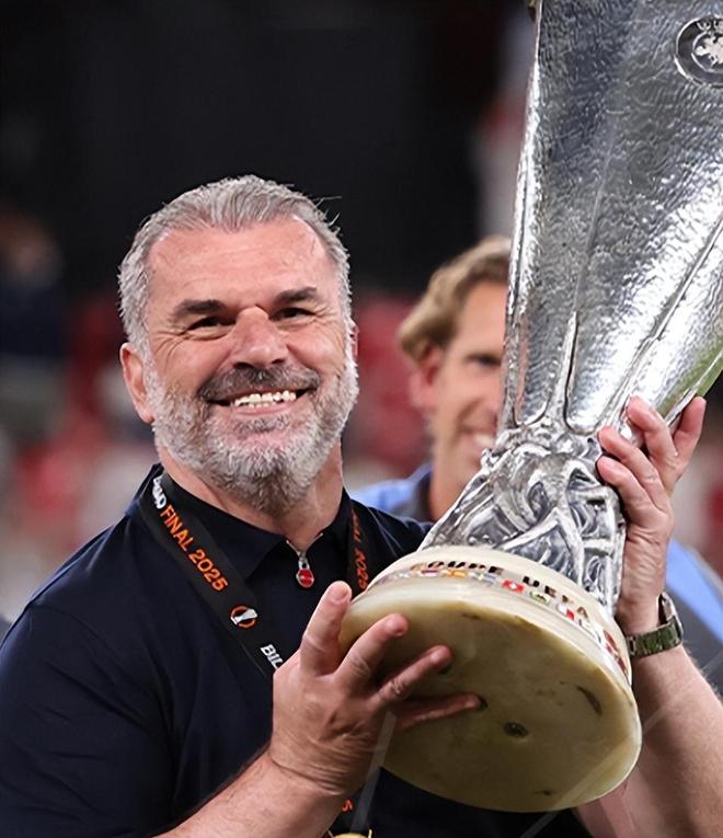 托特纳姆迎欧冠关键赛，赛后绝杀压哨，气氛紧张，年轻球员得到机会的简单介绍